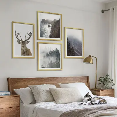 Galería de pared paisaje de montaña con ciervo entre la niebla