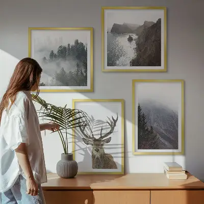 Galería de pared paisaje de montaña con ciervo entre la niebla