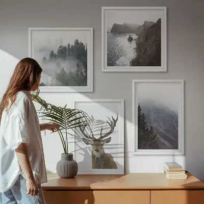 Galería de pared paisaje de montaña con ciervo entre la niebla