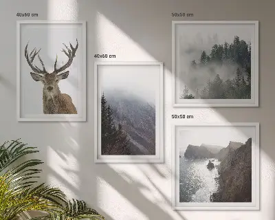 Galería de pared paisaje de montaña con ciervo entre la niebla