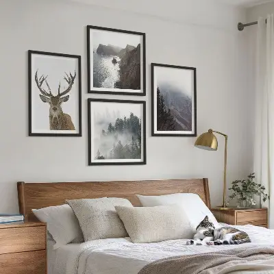 Galería de pared paisaje de montaña con ciervo entre la niebla
