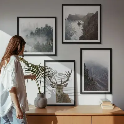 Galería de pared paisaje de montaña con ciervo entre la niebla
