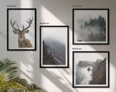 Galería de pared paisaje de montaña con ciervo entre la niebla