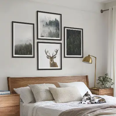 Set de cuadros modernos para salón con diseño de paisaje de bosque verde brumoso