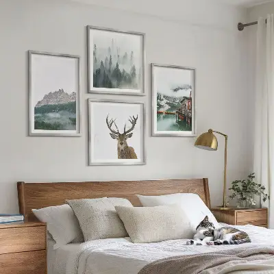 Galería de pared con diseño de montañas, lago, ciervo y niebla en una cabaña
