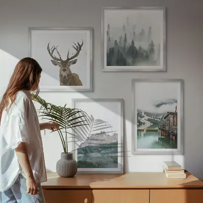 Galería de pared con diseño de montañas, lago, ciervo y niebla en una cabaña