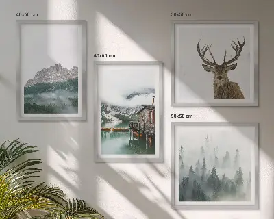 Galería de pared con diseño de montañas, lago, ciervo y niebla en una cabaña