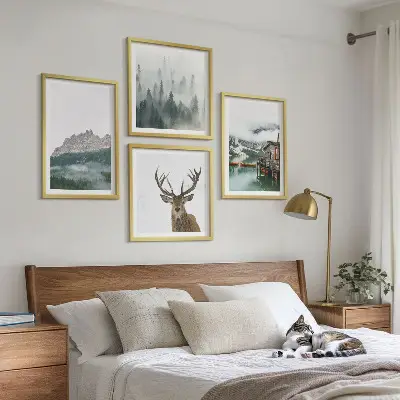 Galería de pared con diseño de montañas, lago, ciervo y niebla en una cabaña