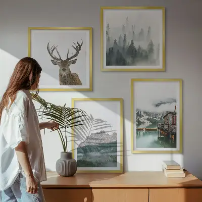 Galería de pared con diseño de montañas, lago, ciervo y niebla en una cabaña