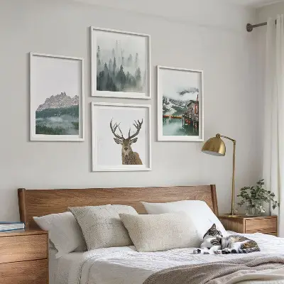 Galería de pared con diseño de montañas, lago, ciervo y niebla en una cabaña