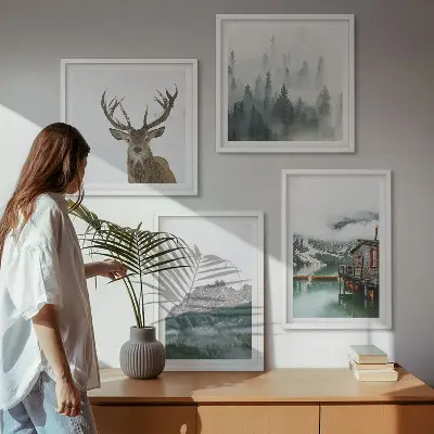 Galería de pared con diseño de montañas, lago, ciervo y niebla en una cabaña