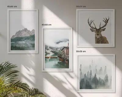 Galería de pared con diseño de montañas, lago, ciervo y niebla en una cabaña