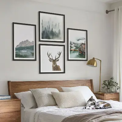 Galería de pared con diseño de montañas, lago, ciervo y niebla en una cabaña