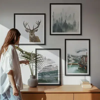 Galería de pared con diseño de montañas, lago, ciervo y niebla en una cabaña