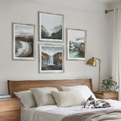 Galería de pared paisaje con montañas nubes y agua