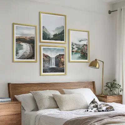 Galería de pared paisaje con montañas nubes y agua