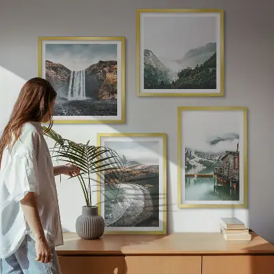 Galería de pared paisaje con montañas nubes y agua