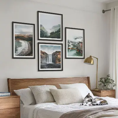 Galería de pared paisaje con montañas nubes y agua