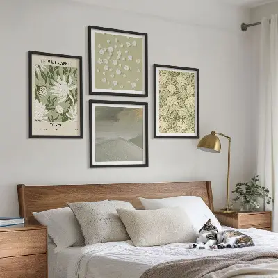 Galería de pared con abstracciones florales de estilo bohemio