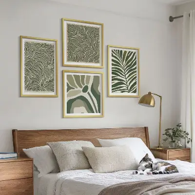 Galería de pared con patrones de hojas y formas onduladas