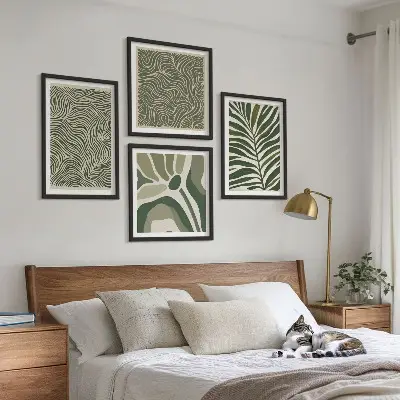 Galería de pared con patrones de hojas y formas onduladas