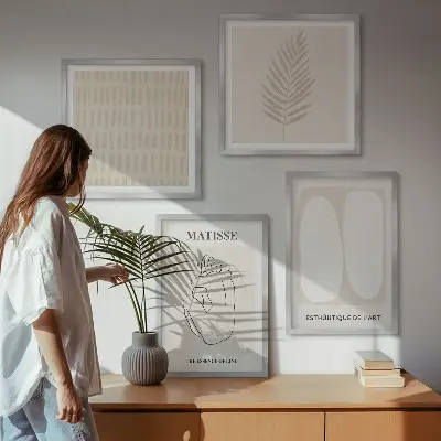 Set de cuadros modernos para salón con diseño de líneas y formas en tonos beige y blanco