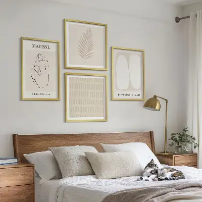 Set de cuadros modernos para salón con diseño de líneas y formas en tonos beige y blanco