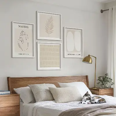 Set de cuadros modernos para salón con diseño de líneas y formas en tonos beige y blanco