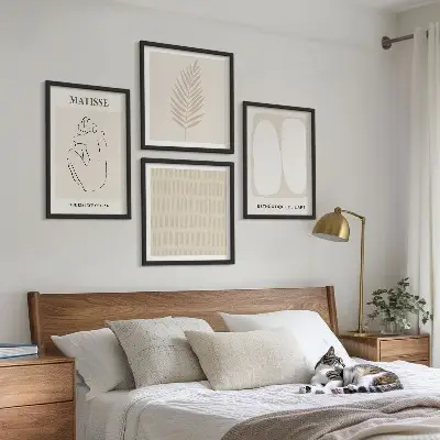 Set de cuadros modernos para salón con diseño de líneas y formas en tonos beige y blanco