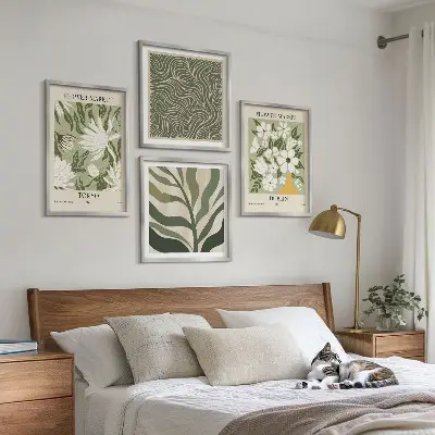 Galería de pared con decoraciones bohemias de estampados de plantas