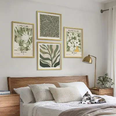 Galería de pared con decoraciones bohemias de estampados de plantas