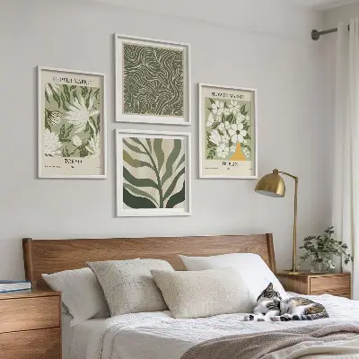 Galería de pared con decoraciones bohemias de estampados de plantas
