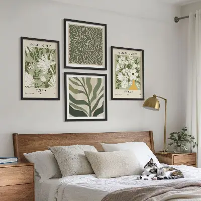 Galería de pared con decoraciones bohemias de estampados de plantas