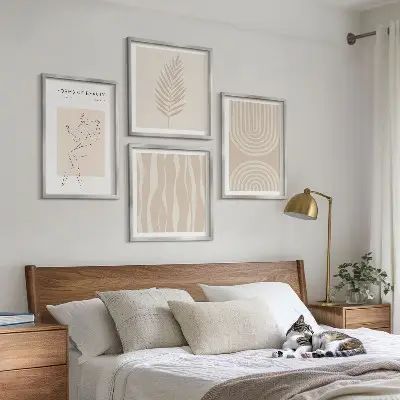 Galería de pared con decoraciones bohemias abstractas