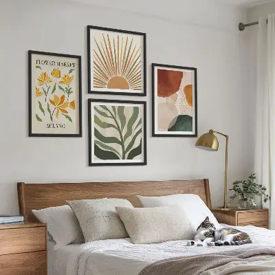 Galería de pared con motivos florales abstractos