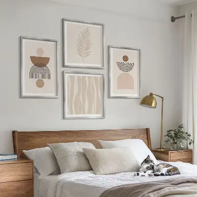 Galería de pared de formas abstractas en tonos marrón y beige