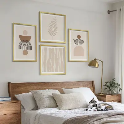 Galería de pared de formas abstractas en tonos marrón y beige