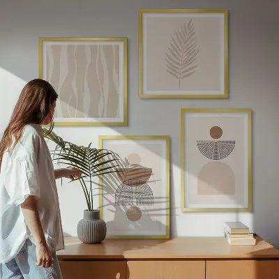 Galería de pared de formas abstractas en tonos marrón y beige