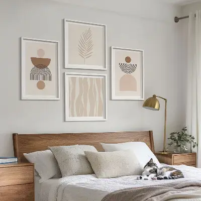Galería de pared de formas abstractas en tonos marrón y beige