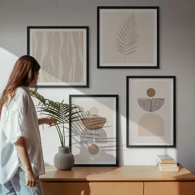 Galería de pared de formas abstractas en tonos marrón y beige
