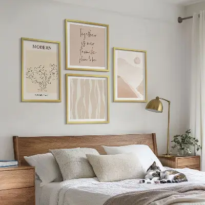 Galería de pared con diseño de colores y formas abstractas