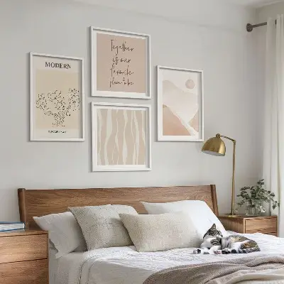 Galería de pared con diseño de colores y formas abstractas