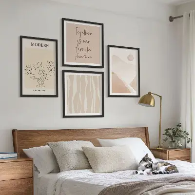 Galería de pared con diseño de colores y formas abstractas