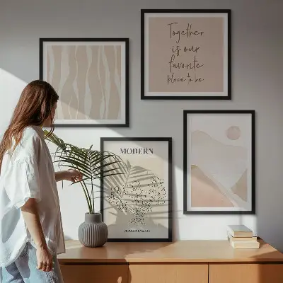 Galería de pared con diseño de colores y formas abstractas