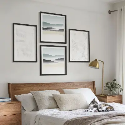Galería de pared con diseño de manchas blancas sobre fondo de lienzo