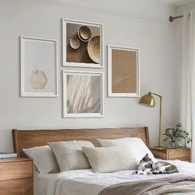 Galería de pared con texturas minimalistas en tonos cálidos