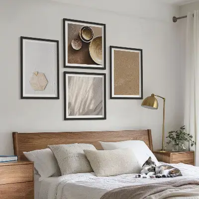 Galería de pared con texturas minimalistas en tonos cálidos