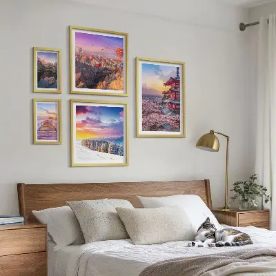 Pared galería de arte con diseño de montañas y flores asiáticas
