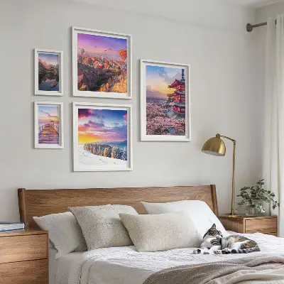 Pared galería de arte con diseño de montañas y flores asiáticas