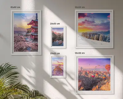 Pared galería de arte con diseño de montañas y flores asiáticas